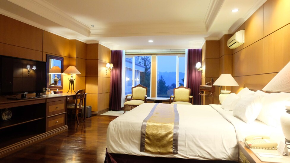 Rooms & Suites - Royal Senyiur Hotel